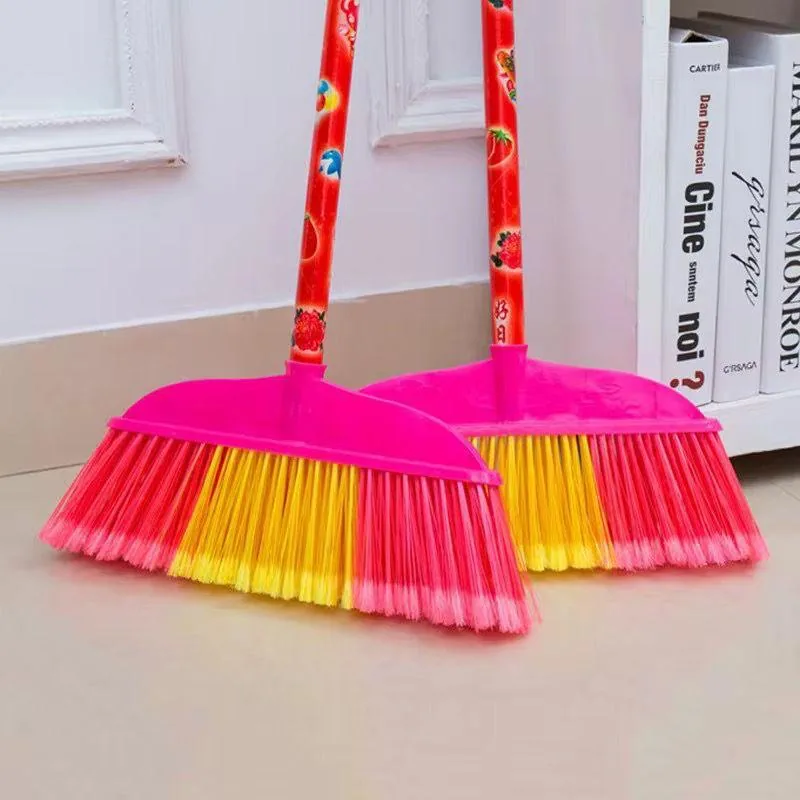 Balais à poils souples, manche décoré