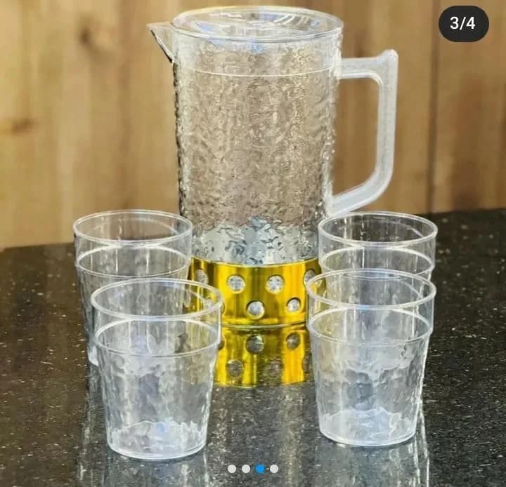 Pichet et 4 verres, socle doré ajouré